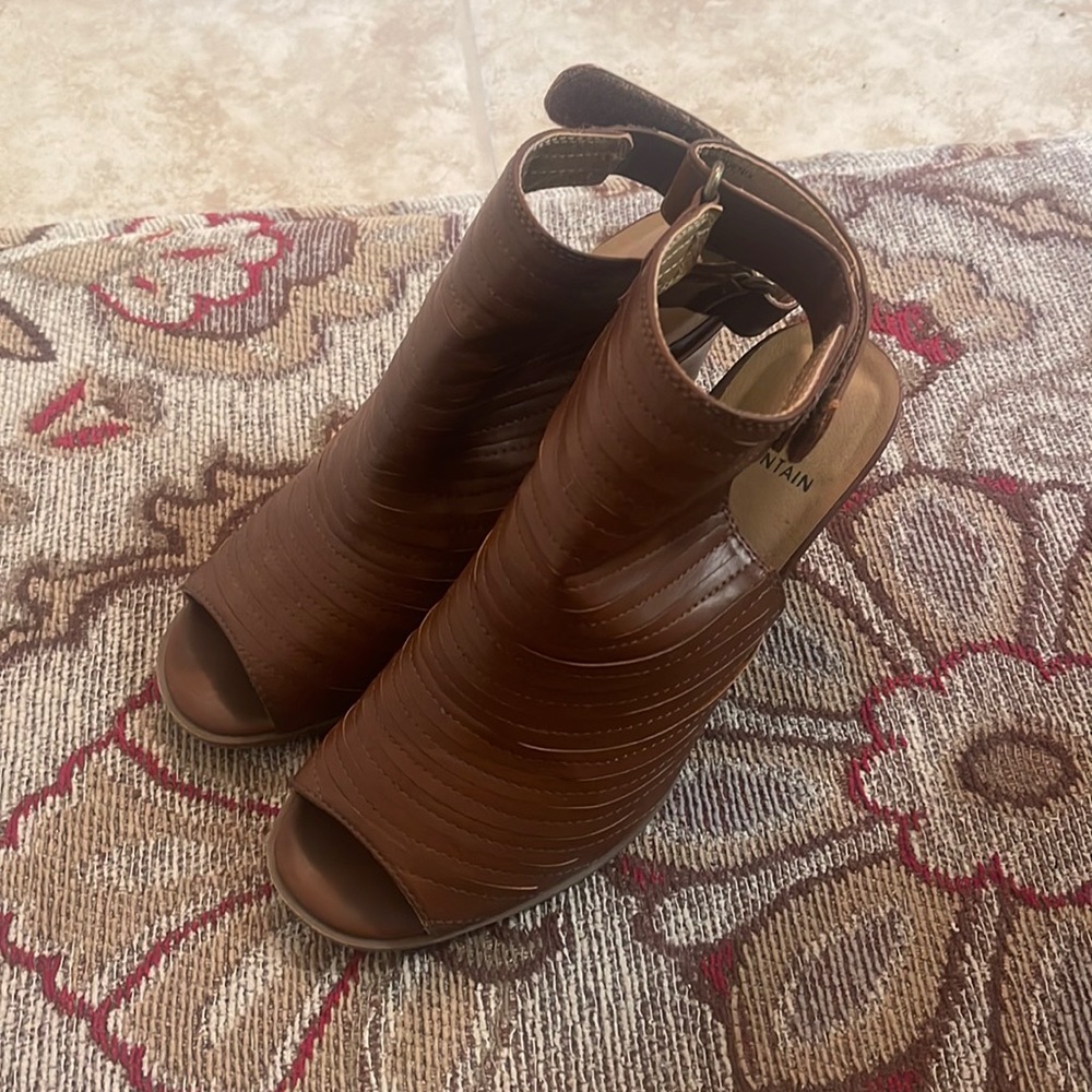 White mountain sandals